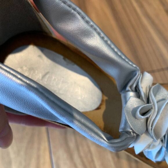 Shoe/sandal, wedge heel, size 39 or 8, never worn, metallic silver, roses detail - Picture 4 of 16